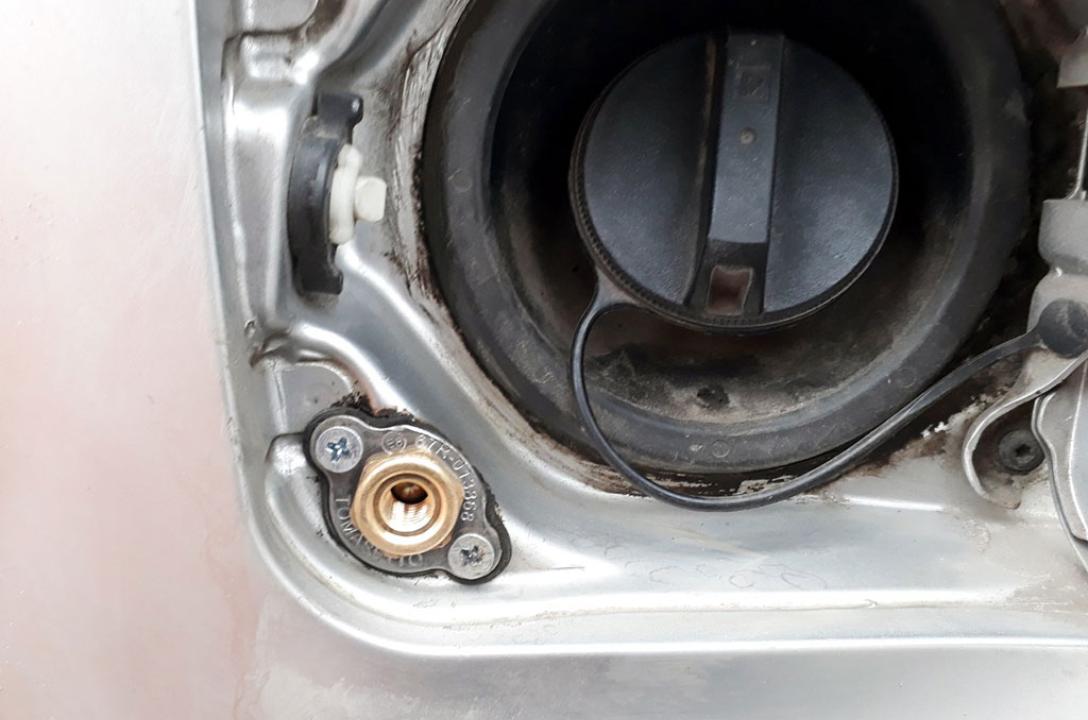Газовое заправочное устройство выведено в люк бензобака