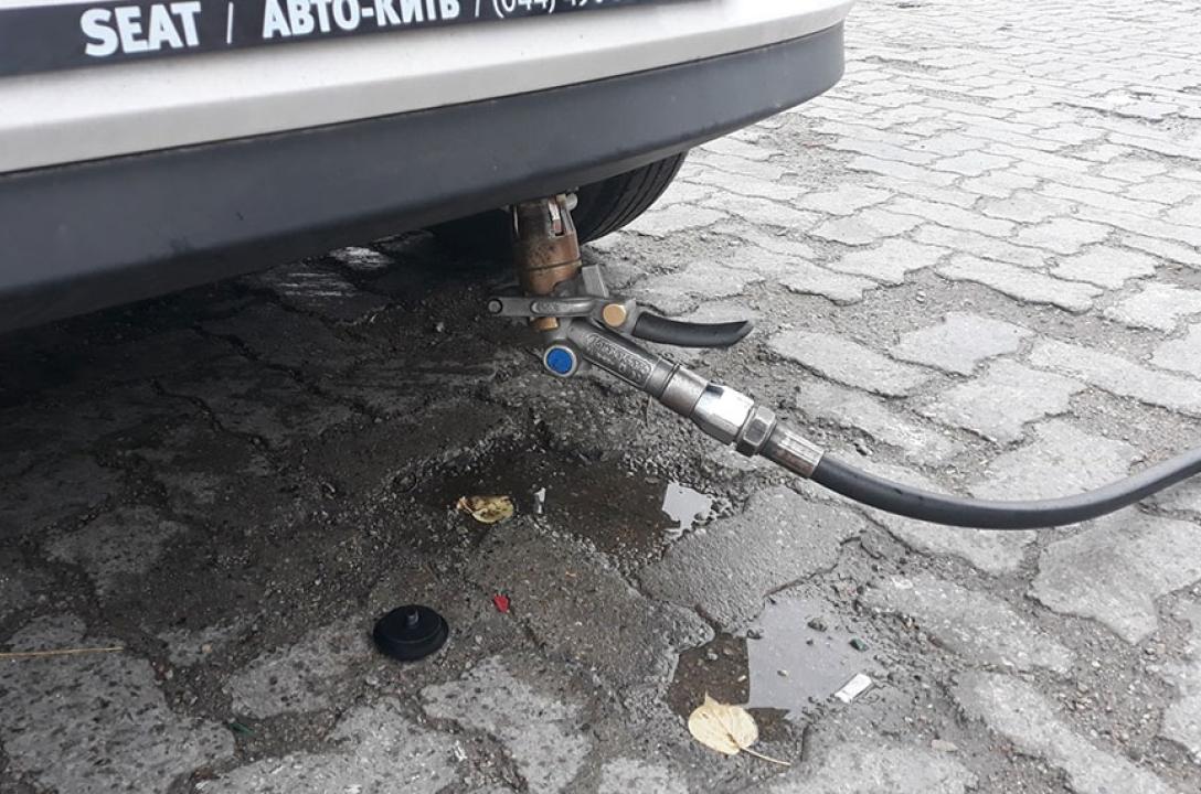 Газовий заправний пристрій в нижній частині бампера