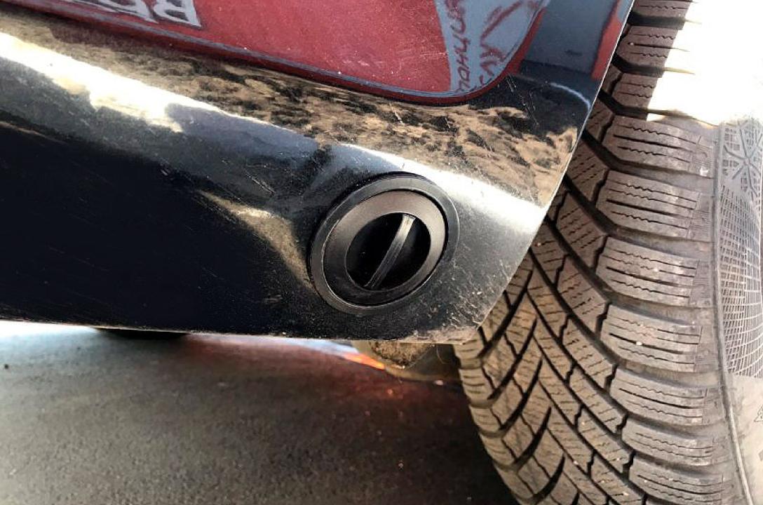 Газовий заправний пристрій в нижній частині бампера