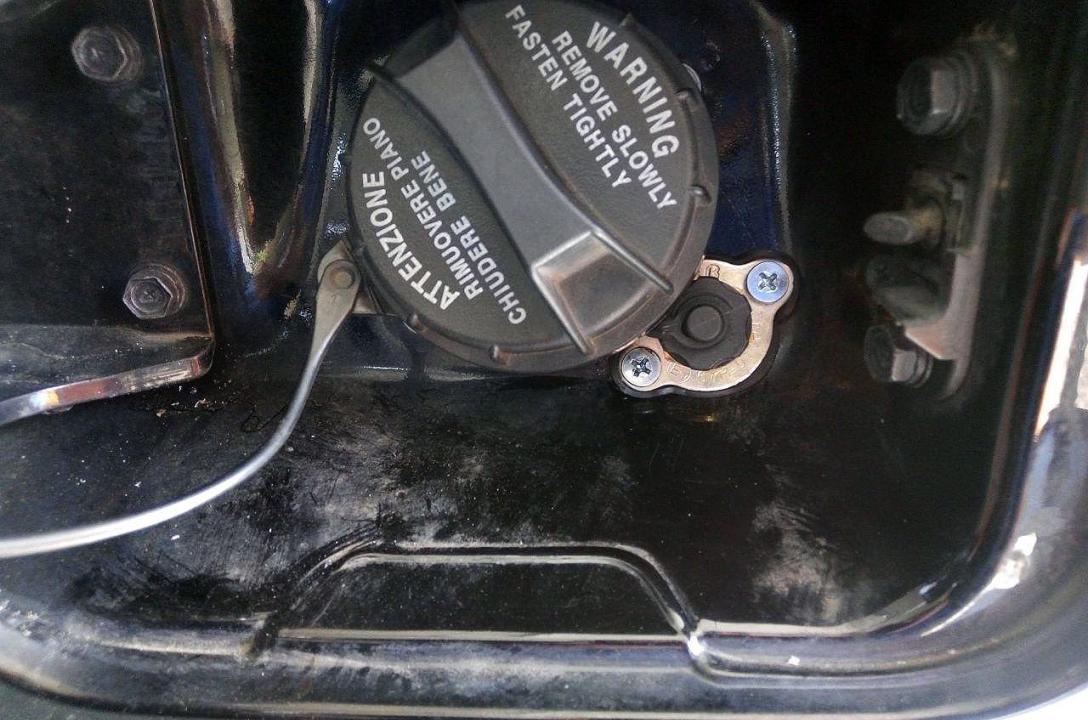 Газовое заправочное устройство выведено в люк бензобака
