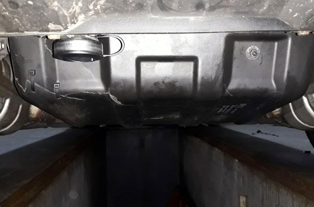 Газовое заправочное устройство под бампером на кронштейне