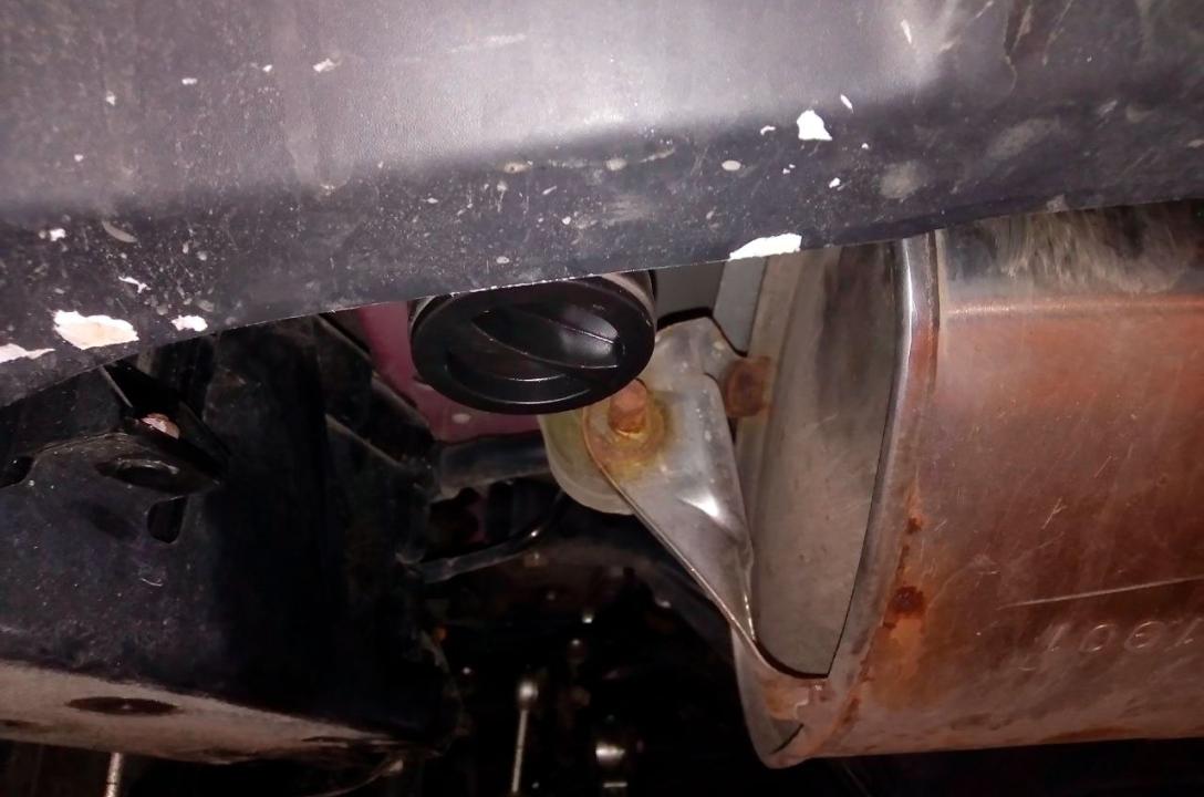 Газовое заправочное устройство под бампером на кронштейне