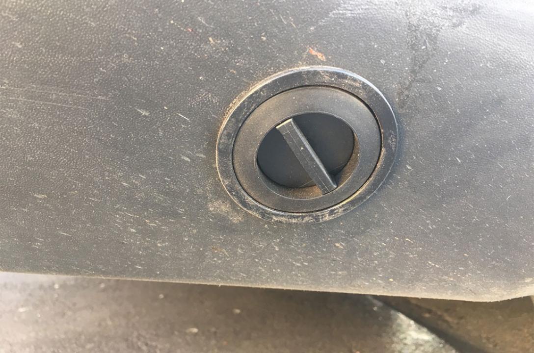 Газовий заправний пристрій в нижній частині бампера