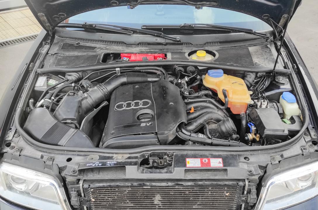 Общий вид подкапотного пространства Audi A4 1.8T 2001 после аккуратной установки ГБО мастерами нашей команды. 