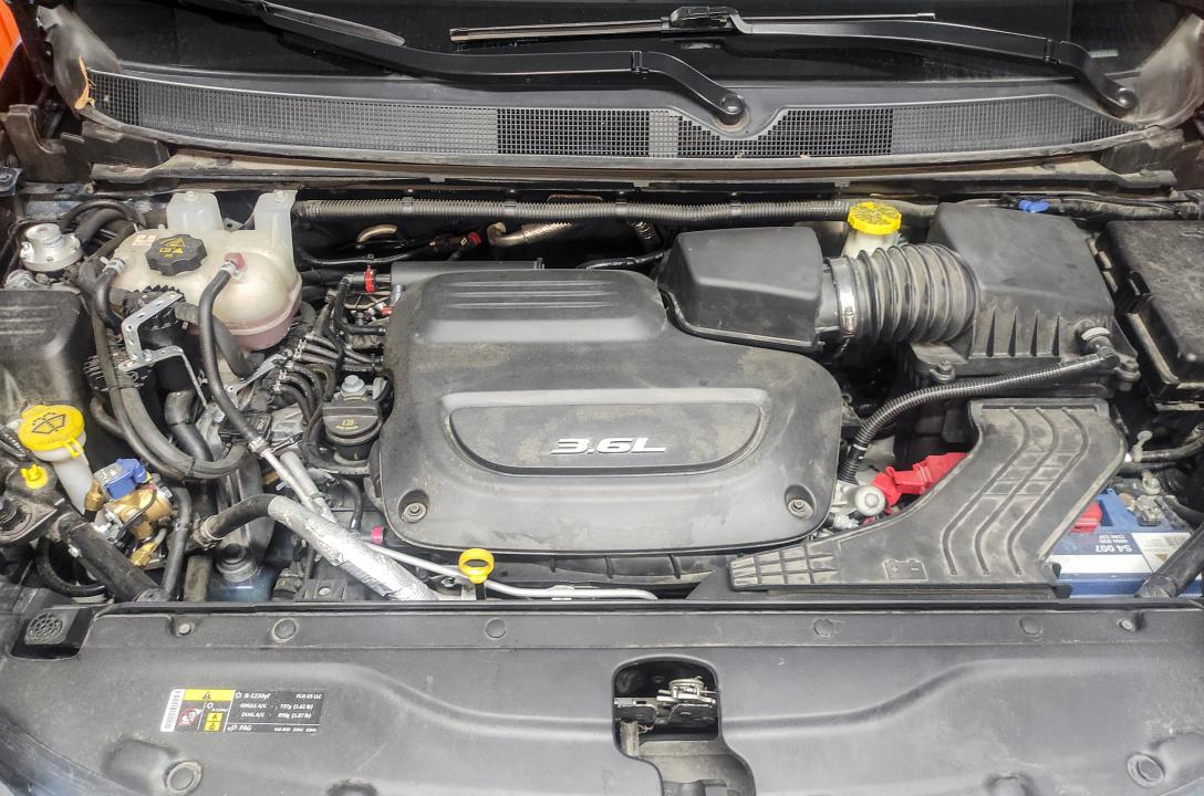 Загальний вигляд підкапотного простору Chrysler Pacifica 3.6 2017 після встановлення ГБО.