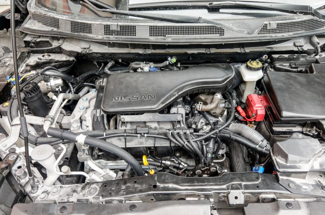 Загальний вигляд підкапотного простору Nissan Rogue 2.0 (MR20DD) 2017 після акуратного встановлення ГБО майстрами нашої команди.