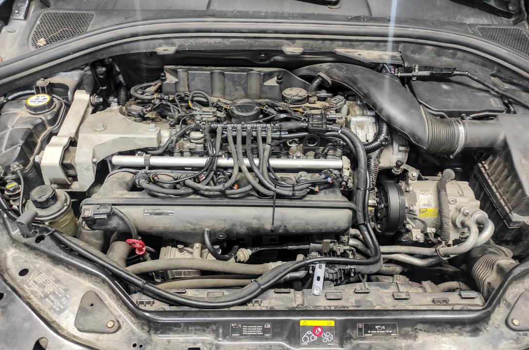 Загальний вигляд підкапотного простору Volvo XC60 3.0T 2012 після встановлення ГБО.