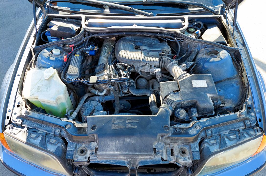 Загальний вигляд підкапотного простору BMW 316i 1.9 2000 після встановлення ГБО.