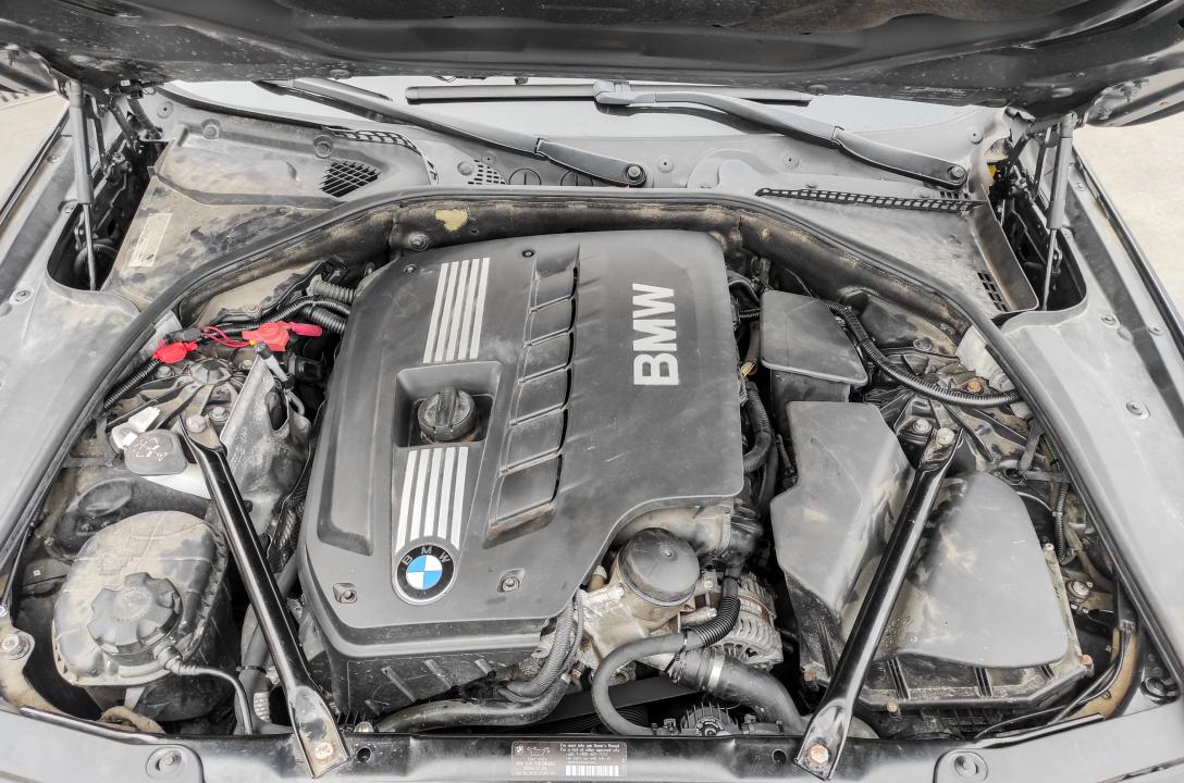Загальний вигляд підкапотного простору BMW 528i 3.0 2010 року після акуратного встановлення ГБО майстрами нашої команди.