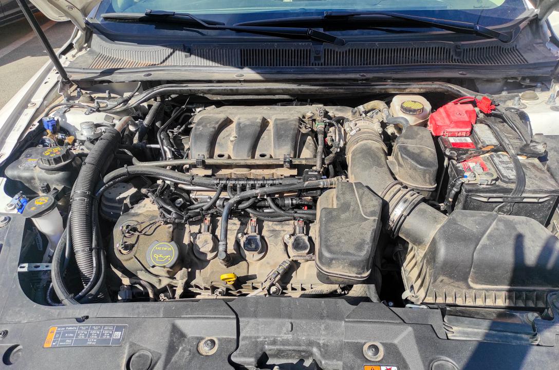 Загальний вигляд підкапотного простору Ford Taurus 3.5 2016 після установки ГБО.