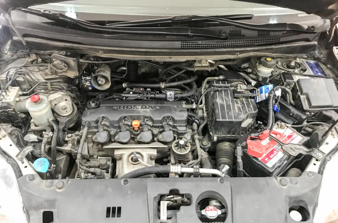 Загальний вид підкапотного простору Honda FR-V 1.8 2009 року після акуратного встановлення ГБО майстрами нашої команди.