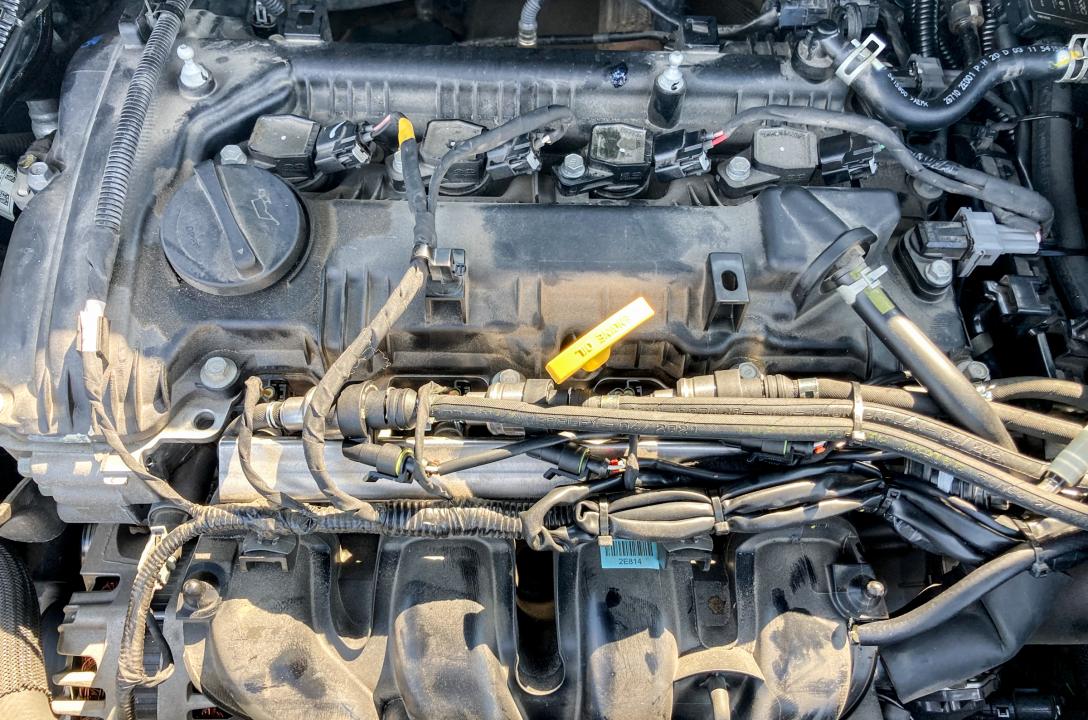 Общий вид подкапотного пространства Hyundai Tucson 2.0 2020 после аккуратной установки ГБО мастерами нашей команды.