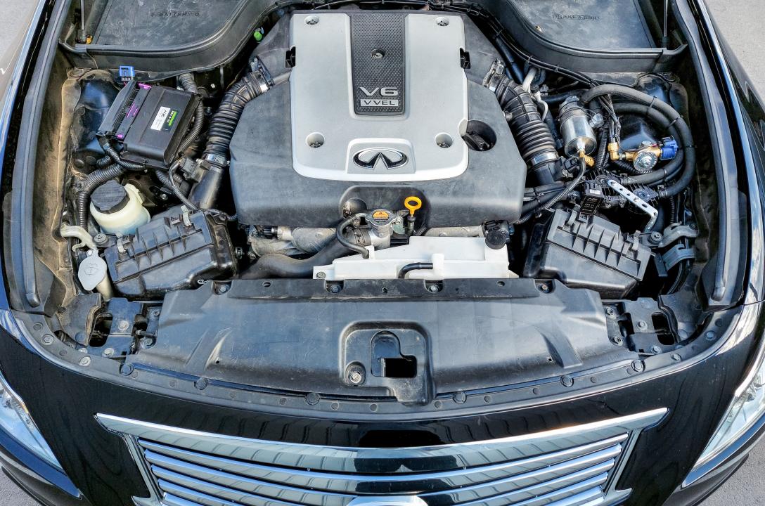 Загальний вигляд підкапотного простору Infiniti G37 3.7 2012 після встановлення ГБО.