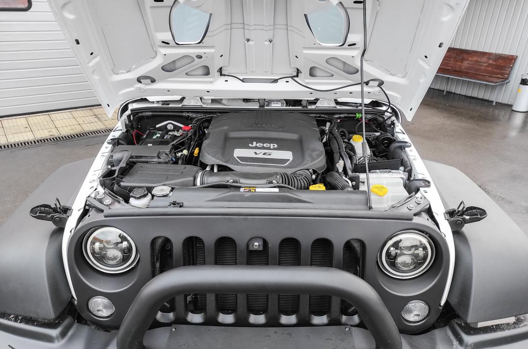Загальний вигляд підкапотного простору Jeep Wrangler 3.6 2016 після акуратного встановлення ГБО майстрами нашої команди.