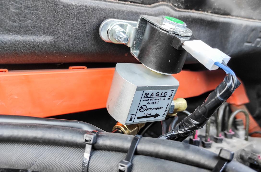 Перед редуктором встановлений електромагнітний клапан газу Magic RA-1, який контролює подачу газу в редуктор, водночас очищуючи газ за допомогою фільтра.