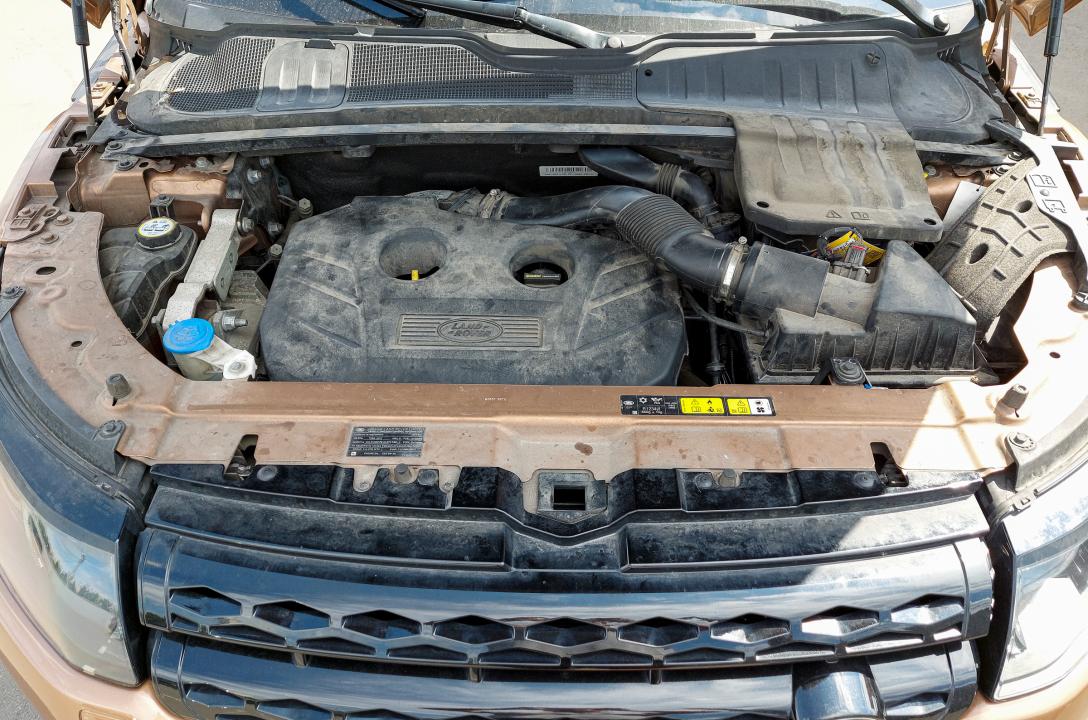 Загальний вигляд підкапотного простору Land Rover Range Rover Evoque 2.0 2014 після установки ГБО.