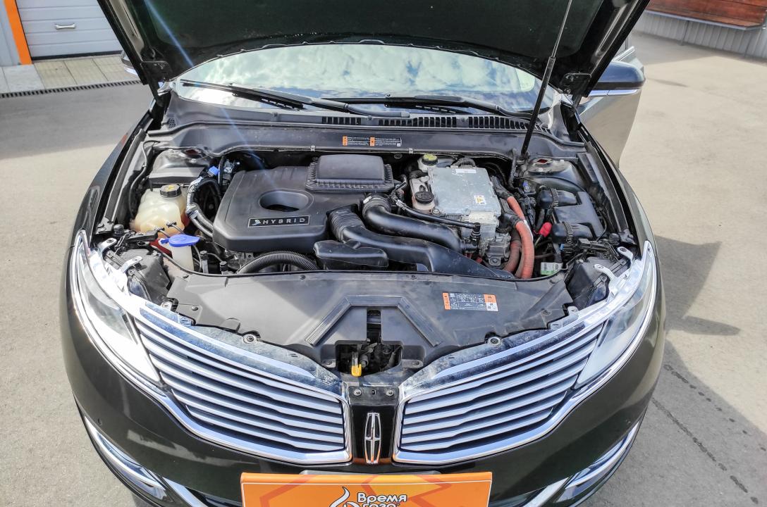 Загальний вигляд підкапотного простору Lincoln MKZ 2.0 Hybrid 2015 після установки ГБО.