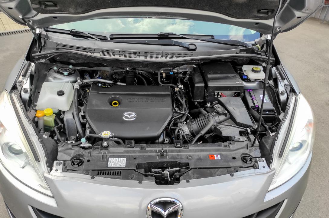 Загальний вигляд підкапотного простору Mazda 5 2.5 2014 після встановлення ГБО.
