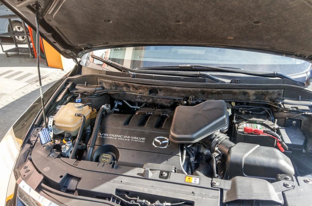 Загальний вигляд підкапотного простору Mazda CX-9 3.7 2008 після встановлення ГБО.