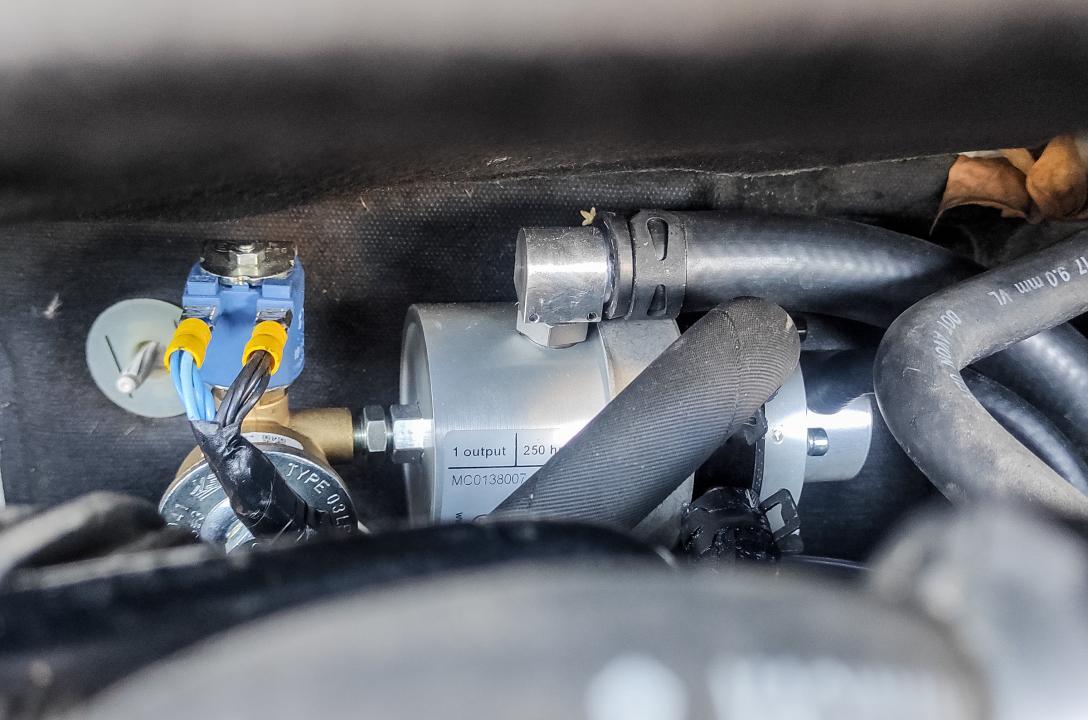 Необхідний робочий тиск газу забезпечує газовий редуктор підвищеної продуктивності MRC Plus з електромагнітним клапаном LPG, і достатнім для такого двигуна запасом потужності до 300 к.с. За рахунок достатнього запасу потужності, цей редуктор ніколи не буд