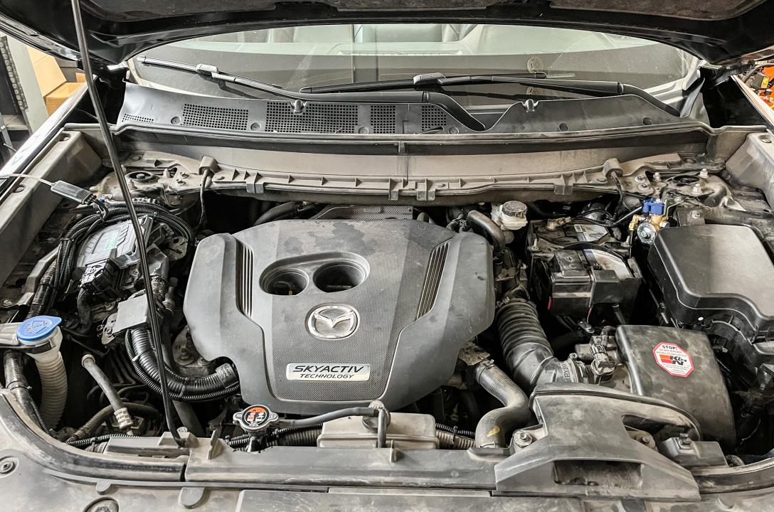 Загальний вигляд підкапотного простору Mazda CX-9 2.5 Turbo SkyActiv 2017 після акуратного встановлення ГБО майстрами нашої команди.