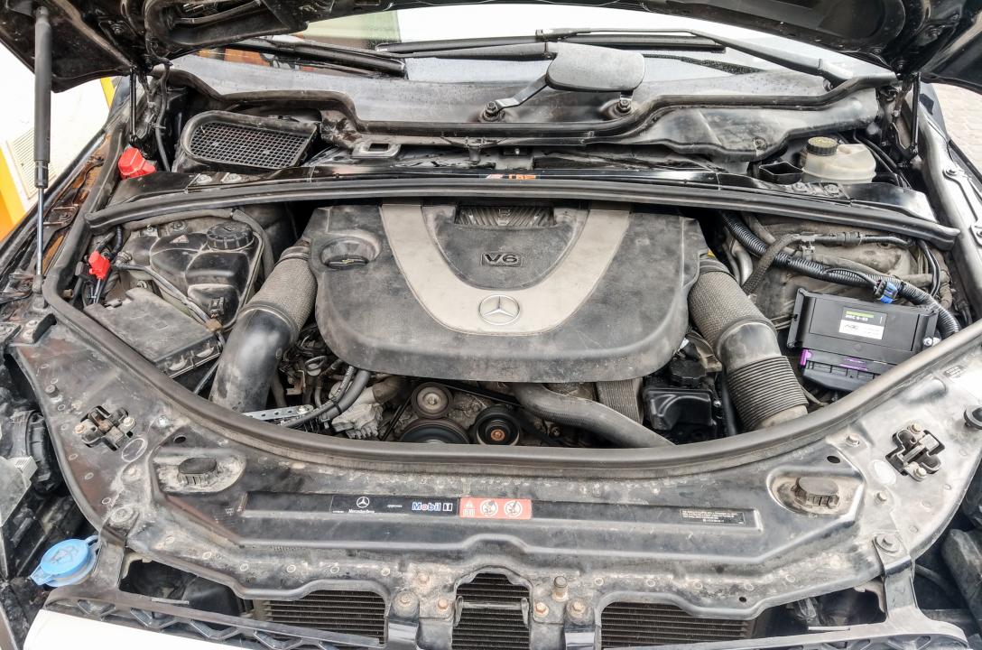 Загальний вигляд підкапотного простору Mercedes-Benz R350 3.5 2008 після акуратної установки ГБО майстрами нашої команди.