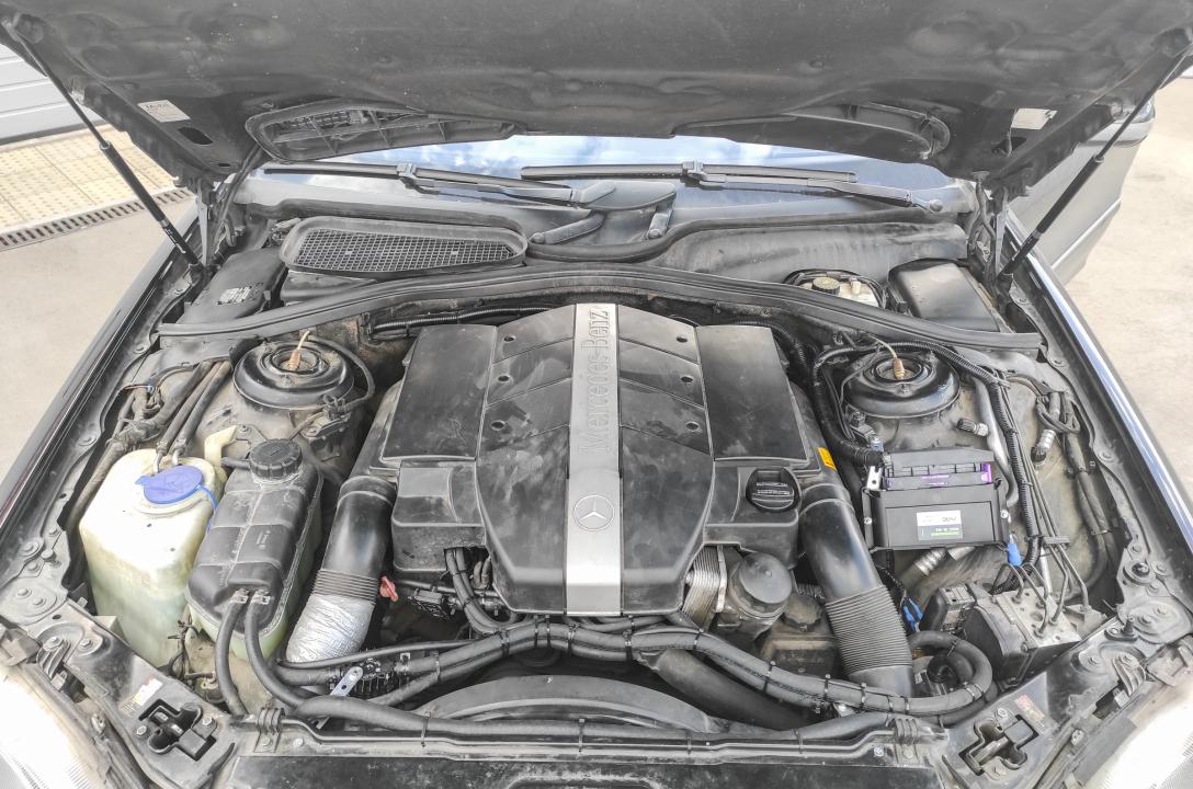 Загальний вигляд підкапотного простору Mercedes-Benz S320 3.2 2002 після акуратного встановлення ГБО майстрами нашої команди.
