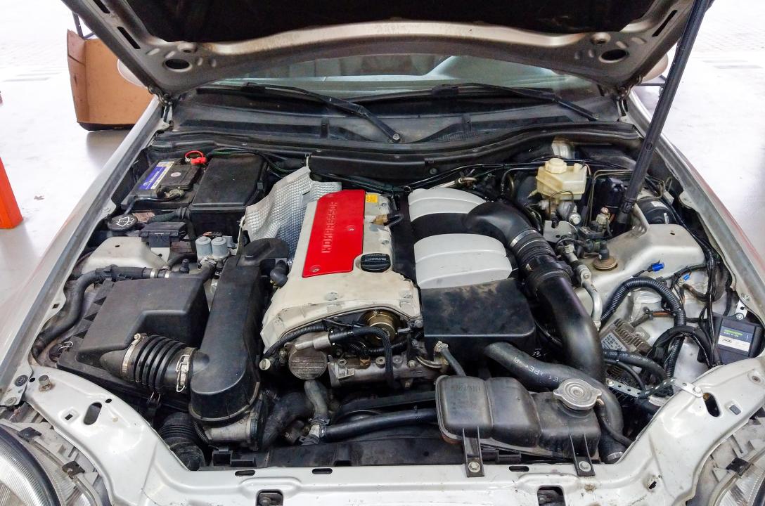 Загальний вигляд підкапотного простору Mercedes-Benz SLK 200 (R170) 2.0 Kompresssor 2002 після встановлення ГБО.
