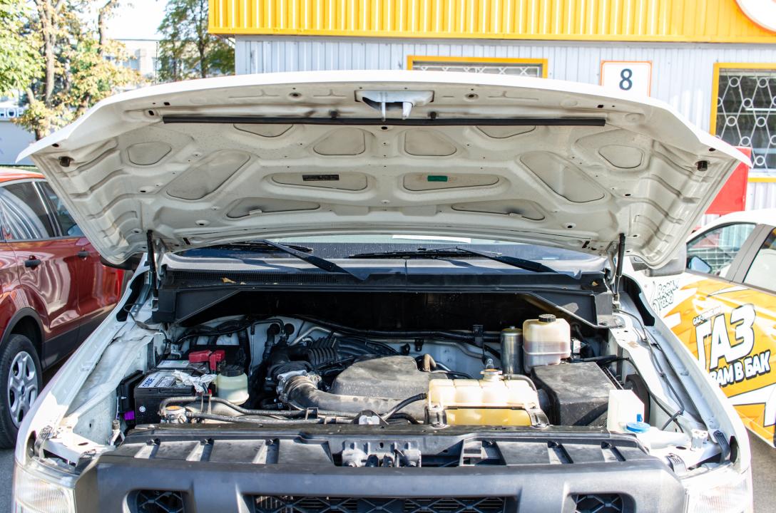 Общий вид подкапотного пространства Nissan NV1500 4.0 2017 после установки ГБО.
