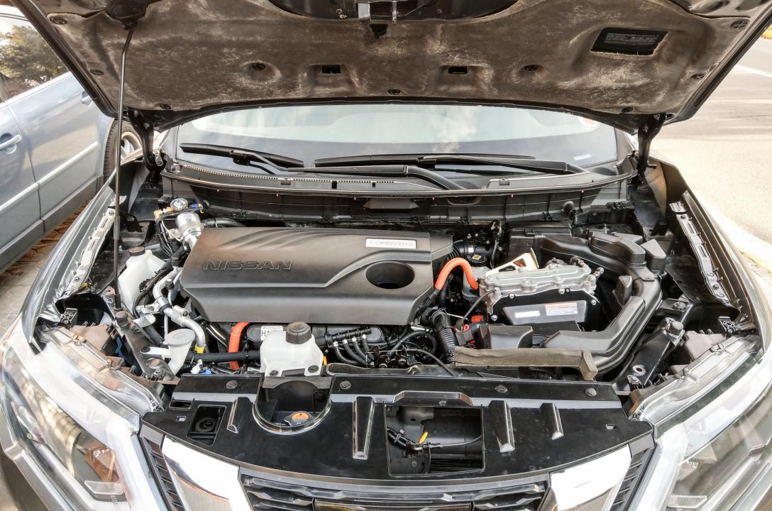 Загальний вигляд підкапотного простору Nissan Rogue 2.0 Hybrid 2018 після встановлення ГБО.