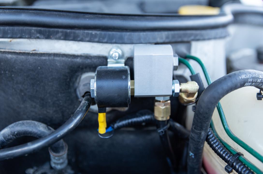 Перед редуктором встановлений електромагнітний клапан газу Magic RA-1, який контролює подачу газу в редуктор, водночас очищуючи газ за допомогою фільтра.