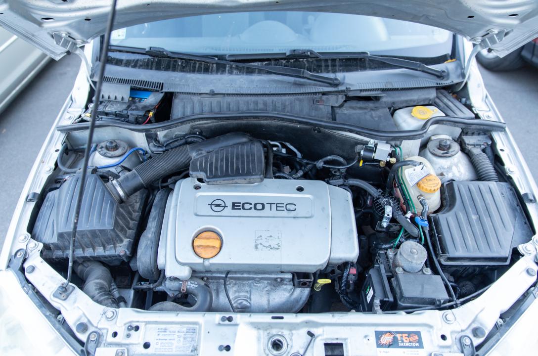 Загальний вигляд підкапотного простору Opel Combo 1.6 2006 після акуратного встановлення ГБО майстрами нашої команди.