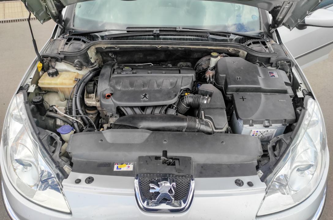 Общий вид подкапотного пространства Peugeot 407 2.0 2007 после аккуратной установки ГБО мастерами нашей команды.