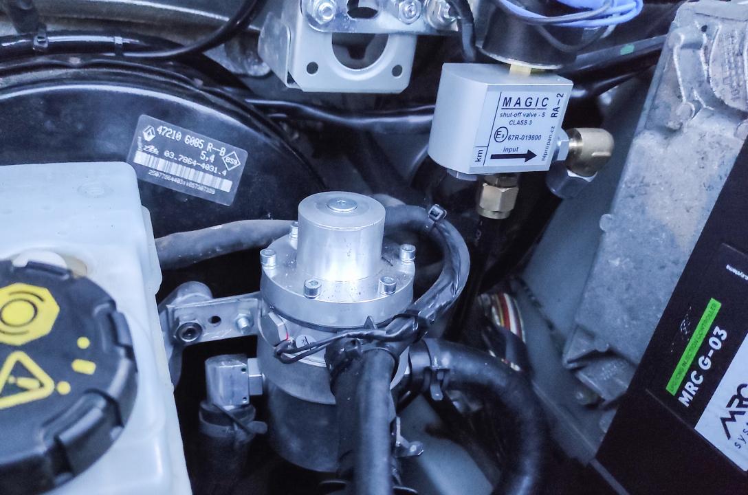 Необходимое рабочее давление газа обеспечивает газовый редуктор MRC с электромагнитным клапаном LPG, и достаточным для такого двигателя запасом мощности до 250 л.с.