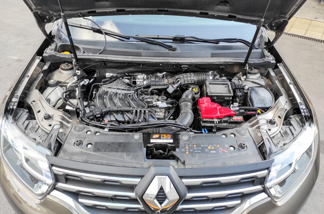 Загальний вигляд підкапотного простору Renault Duster 1.6 2020 після встановлення ГБО.
