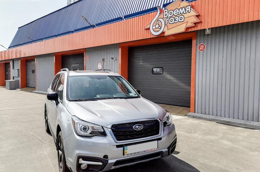 Общий вид подкапотного пространства Subaru Forester 2.5 2017 после установки ГБО.
