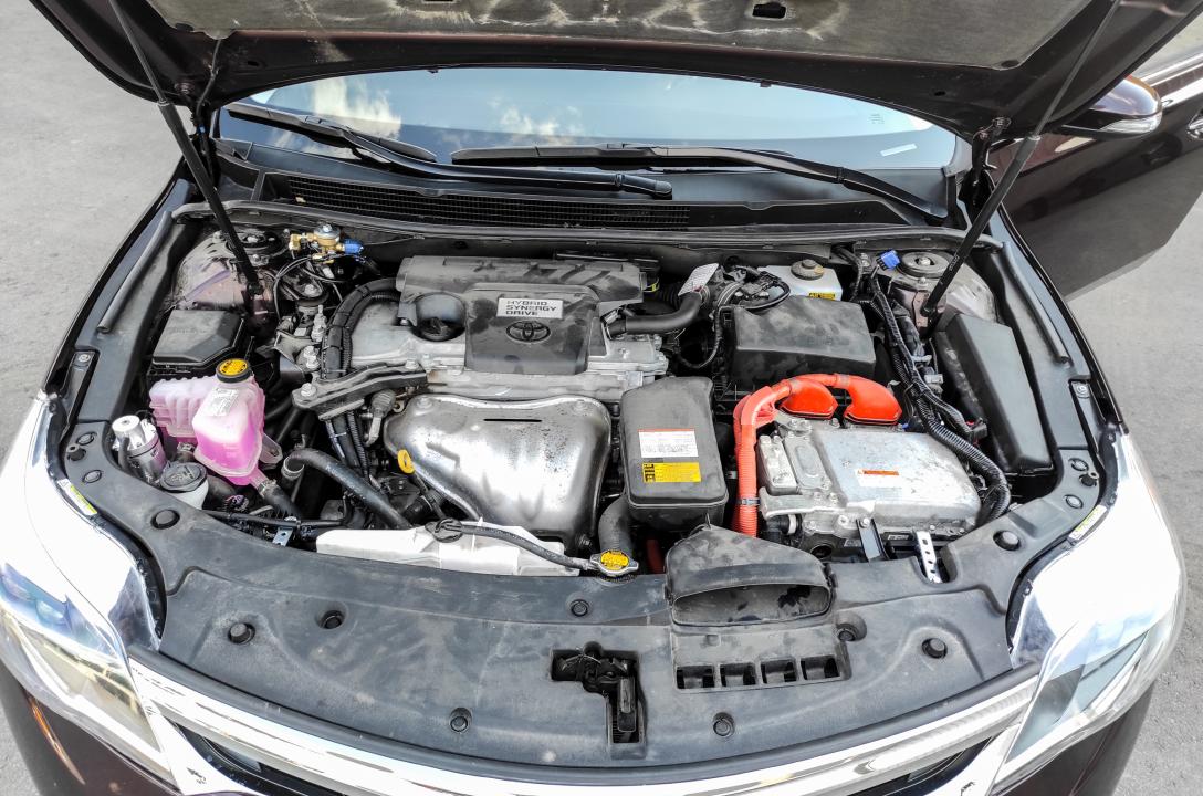 Загальний вигляд підкапотного простору Toyota Avalon 2.5 2015 Hybrid Limited Edition після встановлення ГБО.