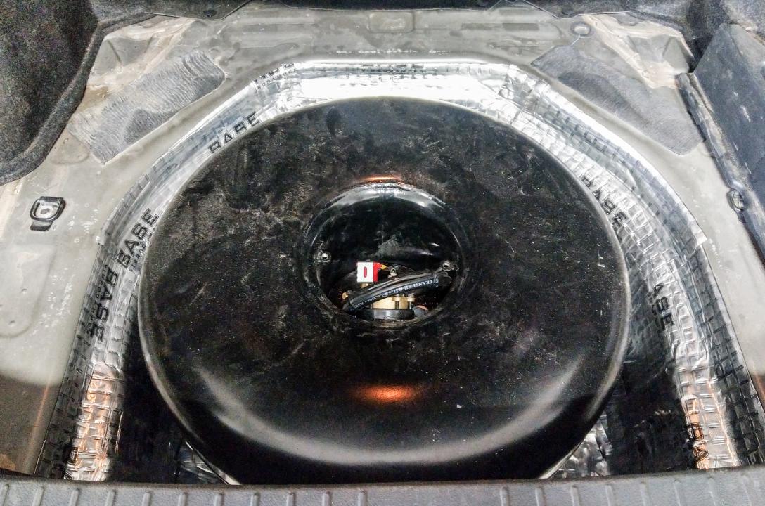 Газовий балон тут тороїдальної форми на 54 літри, встановлений в ніші запасного колеса. У балоні встановлено мультиклапан євростандарту. Під балоном знаходиться прошарок якісної шумоізоляції.