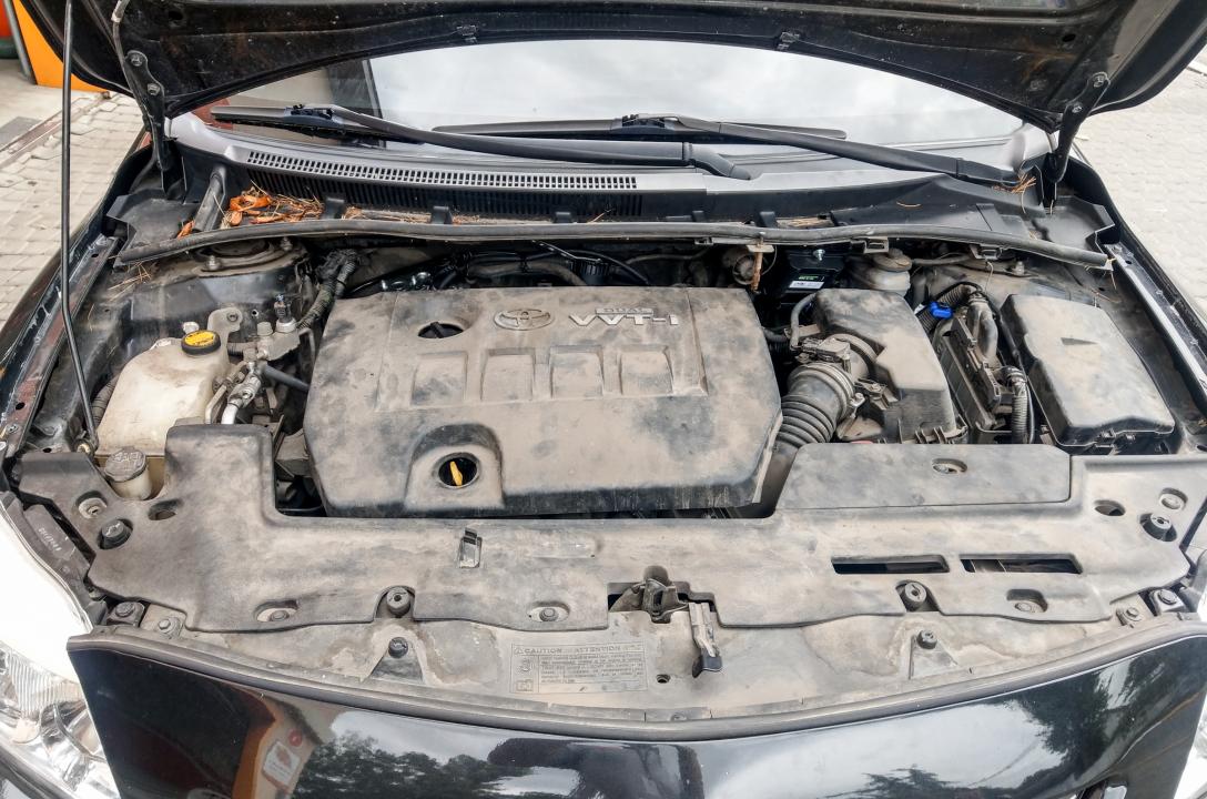 Общий вид подкапотного пространства Toyota Corolla 1.6 2008 после установки ГБО.