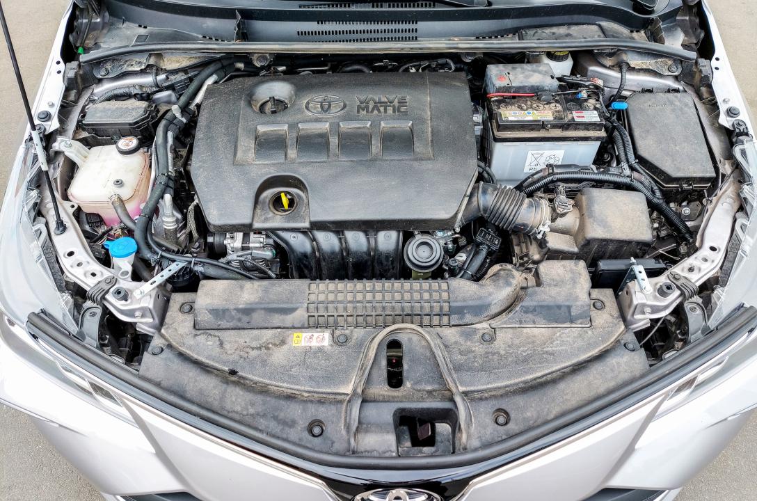 Загальний вигляд підкапотного простору Toyota Corolla 1.6 2020 після встановлення ГБО.
