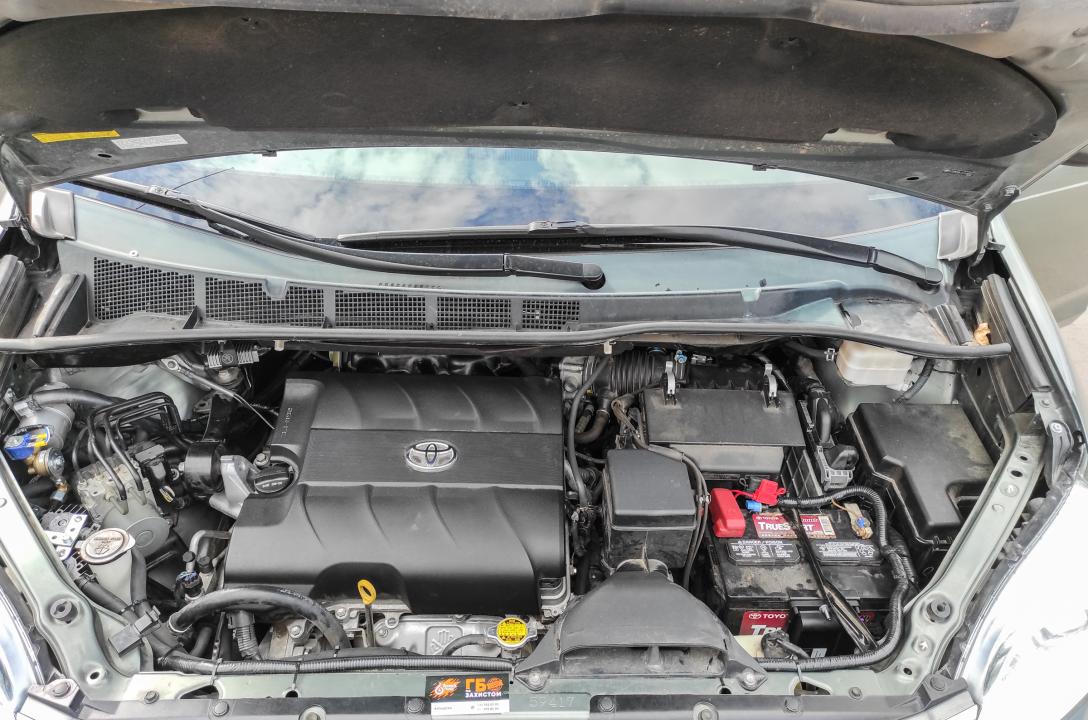 Загальний вигляд підкапотного простору Toyota Sienna 3.5 2015 після акуратного встановлення ГБО майстрами нашої команди.