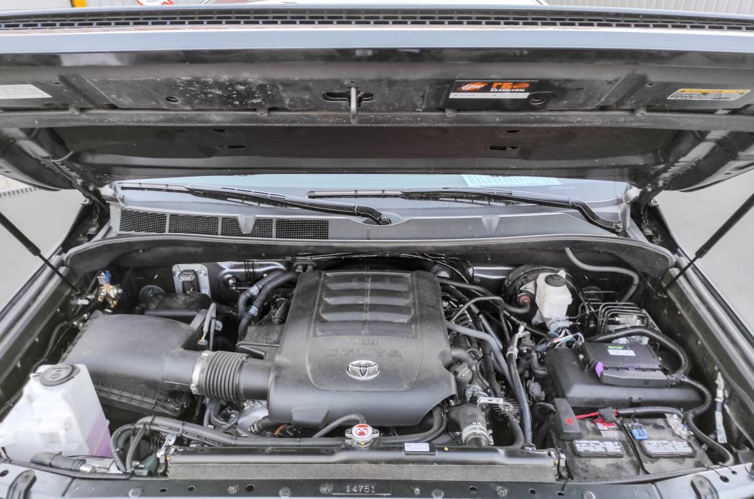 Загальний вигляд підкапотного простору Toyota Tundra 5.7 2021 після акуратного встановлення ГБО майстрами нашої команди.