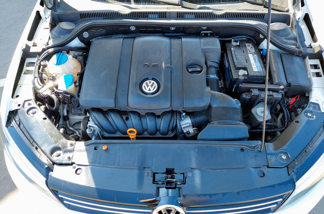 Общий вид подкапотного пространства Volkswagen Jetta 2.5 2013 после установки ГБО.
