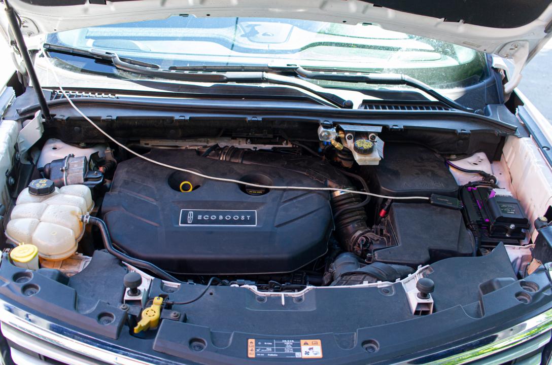 Загальний вигляд підкапотного простору Lincoln MKC 2.0 Ecoboost 2015 після встановлення ГБО.