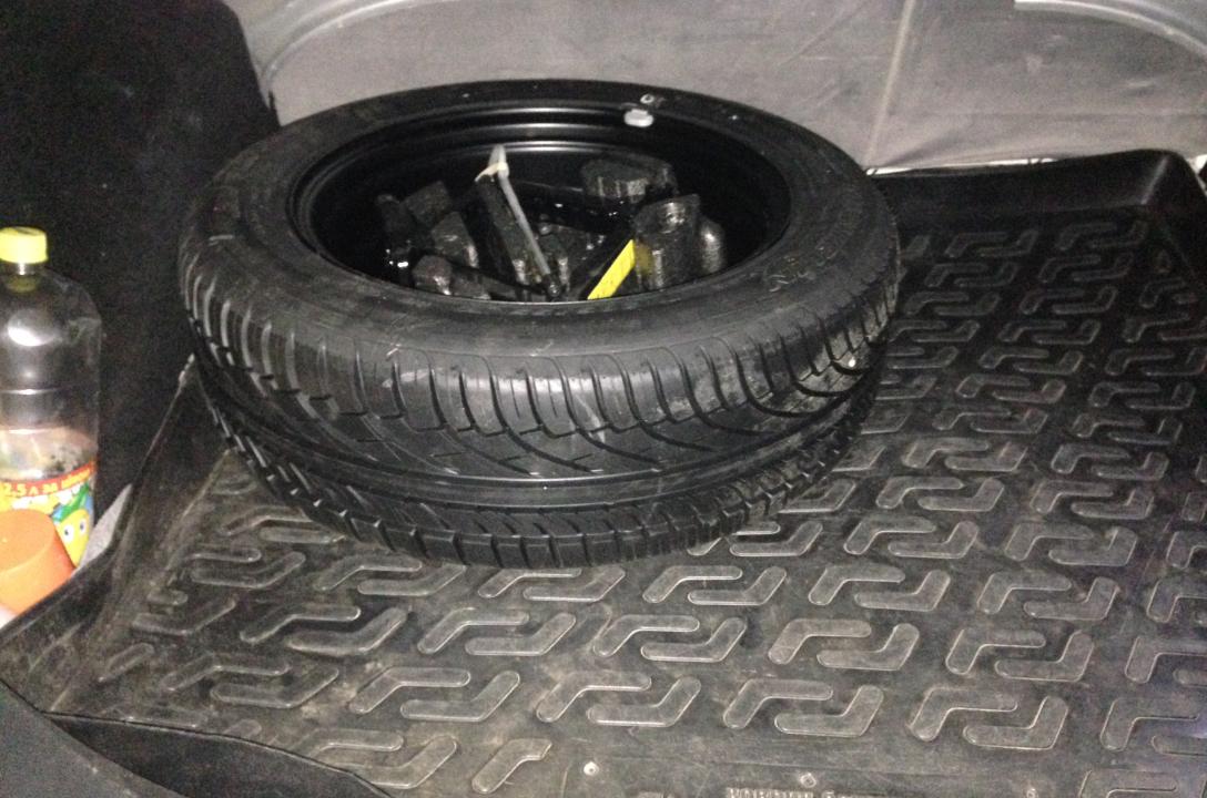 Вид багажника після встановлення балону замість запасного колеса