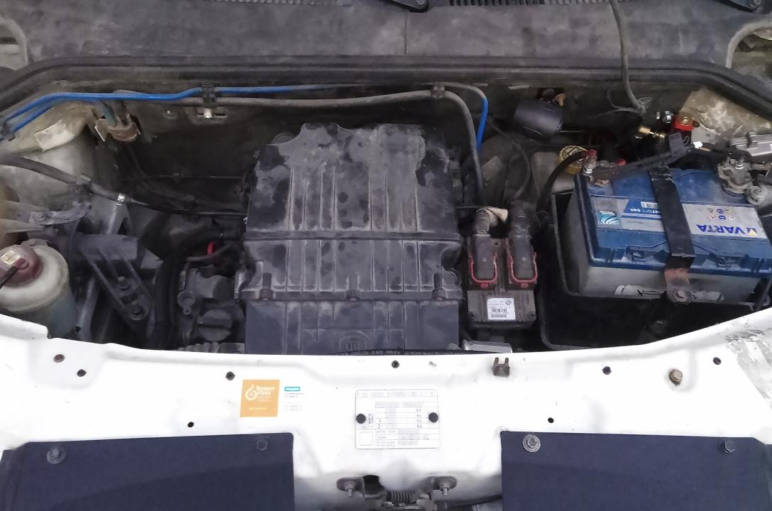 Загальний вигляд підкапотного простору Fiat Doblo