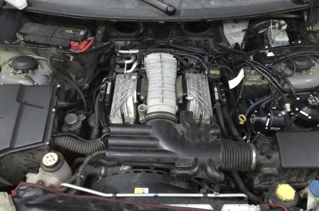 Общий вид подкапотного пространства Range Rover Vogue 4.2
