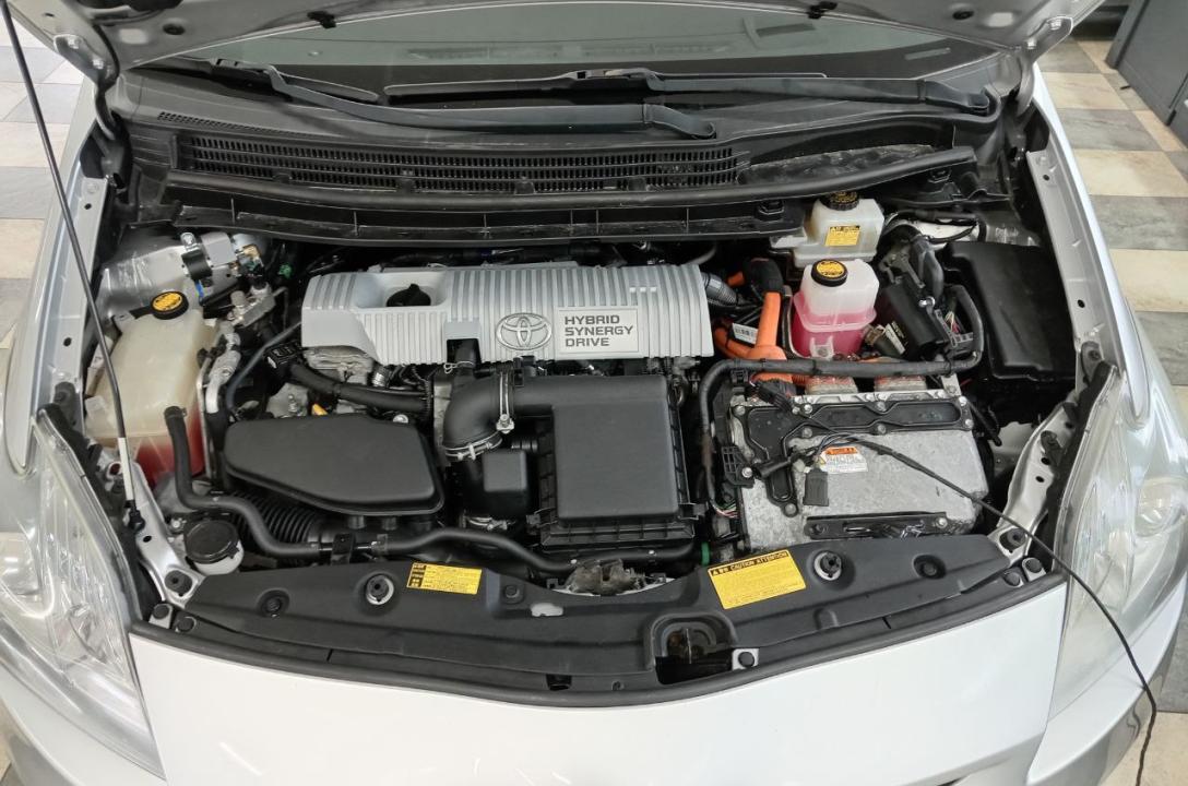 Загальний вигляд підкапотного простору Toyota Prius 1.8 2016 після акуратного встановлення ГБО майстрами нашої команди