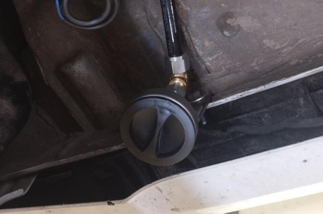 Заправний пристрій може бути розміщено як в люку бензобака, так і під бампером, або може бути вмонтовано в порожнині бампера.