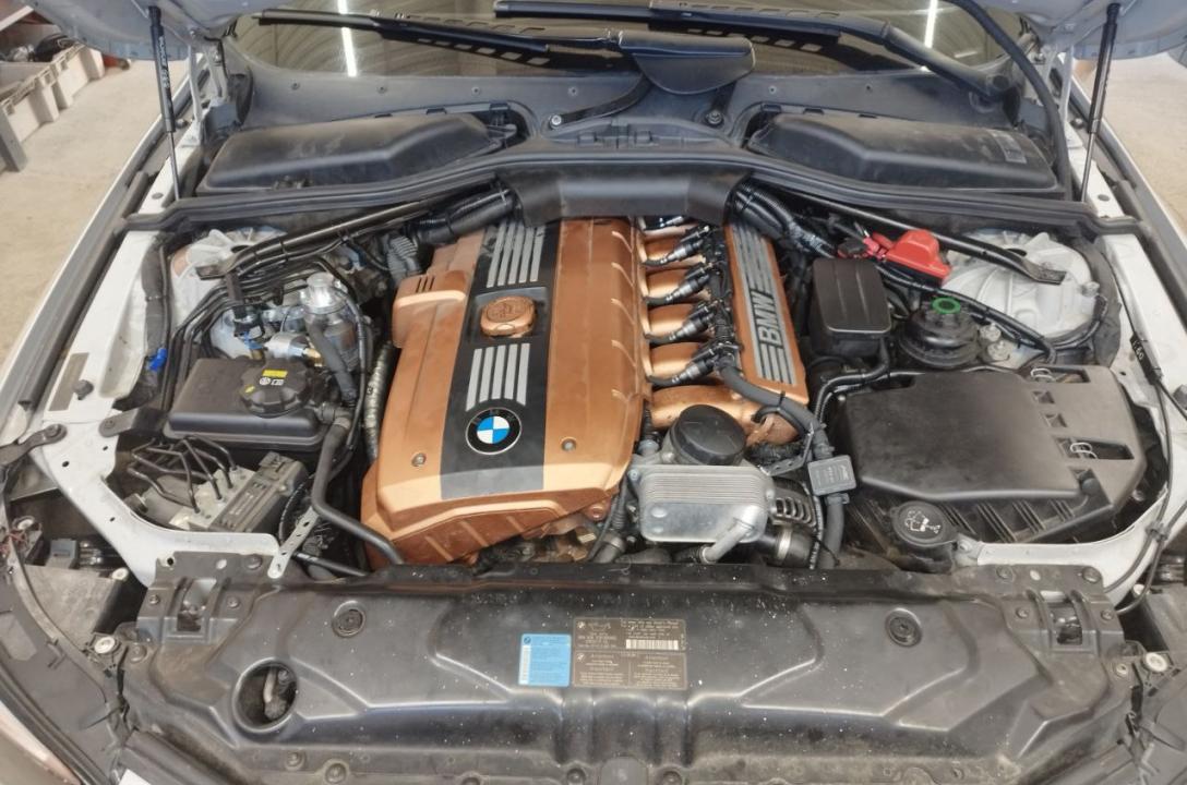 Общий вид подкапотного пространства BMW 528i 3.0 после аккуратной установки ГБО мастерами нашей команды.